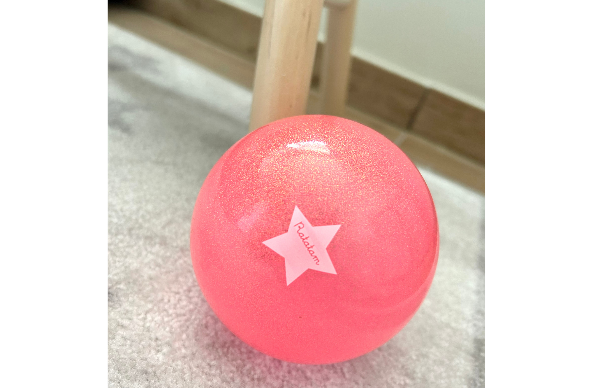 Ballon sensoriel rose pailleté - 10 cm